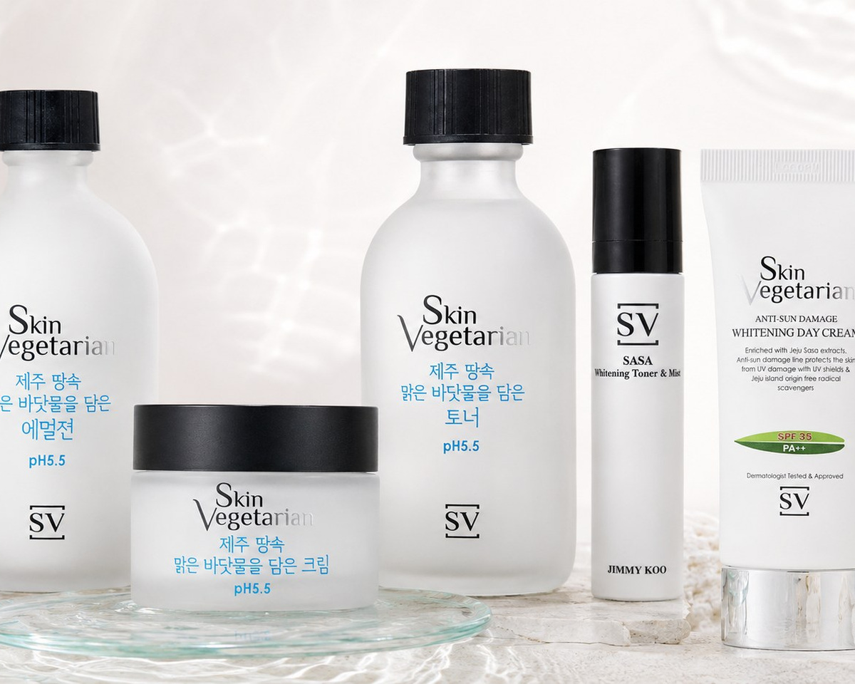 화이트 패키지의 SKIN VEGETARIAN 스킨케어 제품군 대표 이미지
